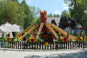 Карусели в парке 1 мая